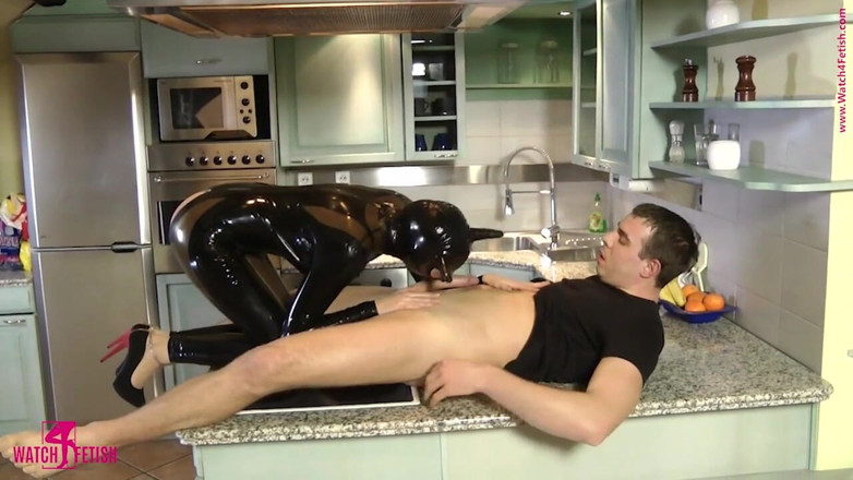 Fem Latex: Scopata in abito attillato in lattice