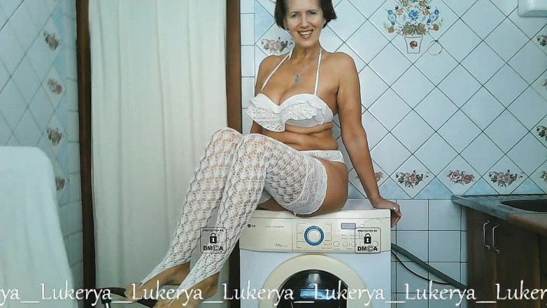 Lukerya: Lukerya taquine avec son corps à la maison dans la cuisine