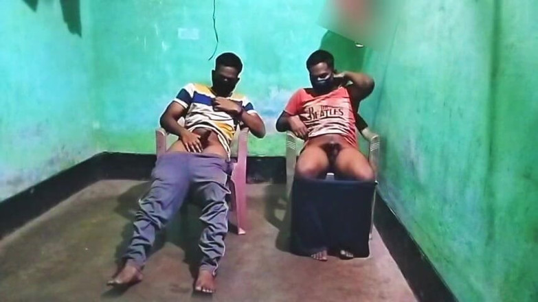 Desi Tits: 친구 사이의 성적 긴장 (게이 현실 이야기)