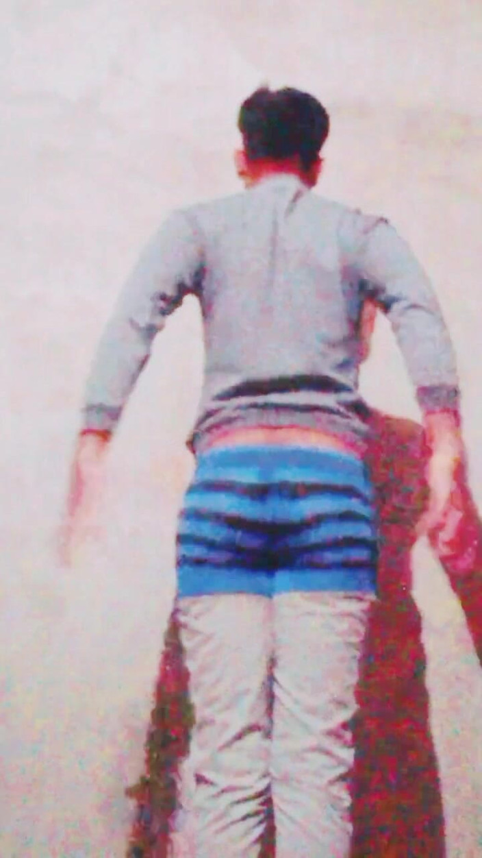 Haddikhan97: Un garçon desi en tenue exhibe son cul