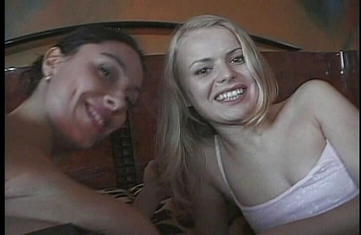 Tight little babes: काले बाल वाली और सुनहरे बालों वाली कमसिन लंड चूस रही हैं और पहली बार अपनी कुंवारी गांड की चुदाई करवाती हैं