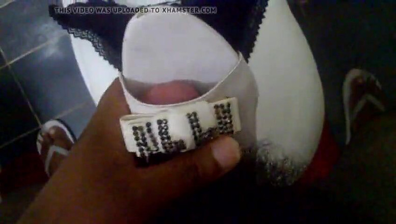 Sexy sereppu: Cubriendo un zapato blanco de tacón alto en semen