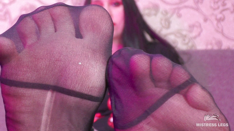 Mistress Legs: Prsty se kroutí v opotřebovaných nylonových ponožkách