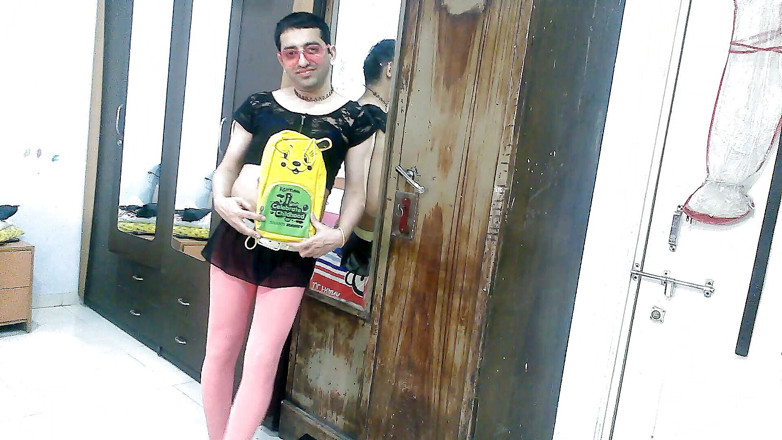 Cute & Nude Crossdresser: Drăguță transsexuală efeminată Femboy Sweet Lollipop într-o ținută drăguță mică.