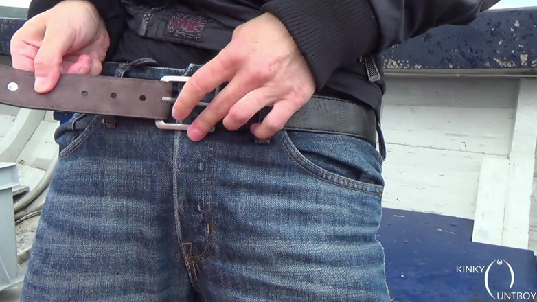 FTM Kinky cuntboy: Autentyczne sikanie w łodzi rybackiej na morzu