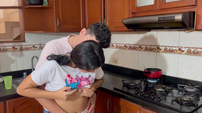 Aida cortez: 義理の妹がキッチンで初めてセックスしたいので、私は彼女に人生最高のセックスをします