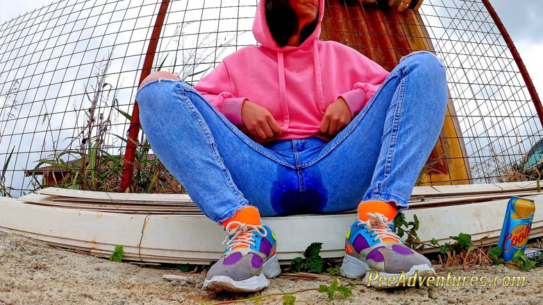 Pee Adventures: Chcaní přes její džíny venku