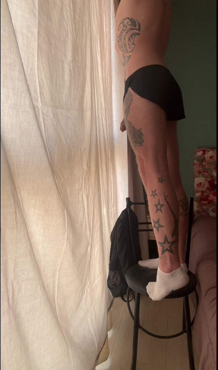 Bzik23: Dick si tolse i pantaloncini sportivi di nylon.