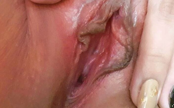 Asslatinxxx: J’aimerais que tu manges ma chatte et bois mes jus !