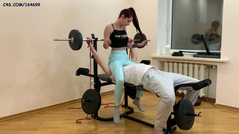 Petite Princesses Femdom: La mistress rossa Sofi in leggings blu si siede sul...