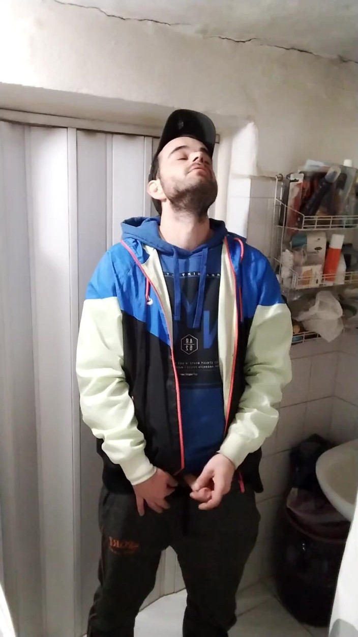 jerkofflover: 我在浴室里给我的前男友，因为他睡着了，没有人给我一个