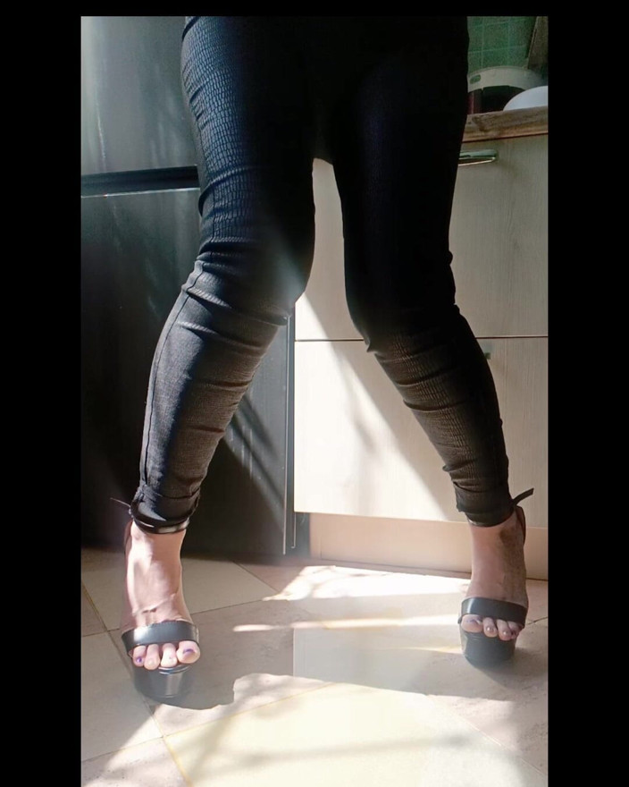 FrauleinP: Pisse en talons hauts dans un clito