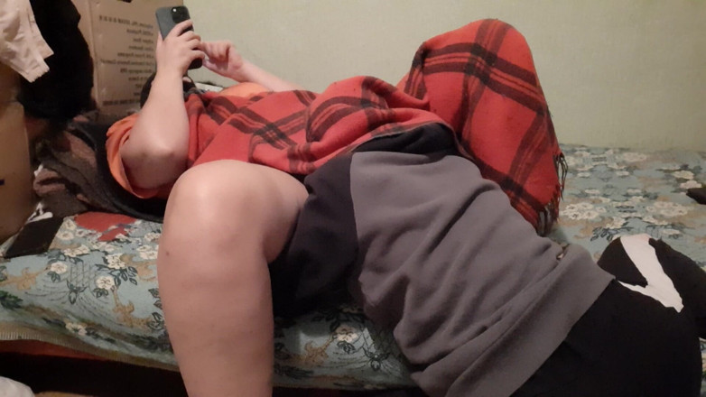 Lesbian-illusion: Iubita mea timidă s-a târât sub pulă și m-a trezit cu...