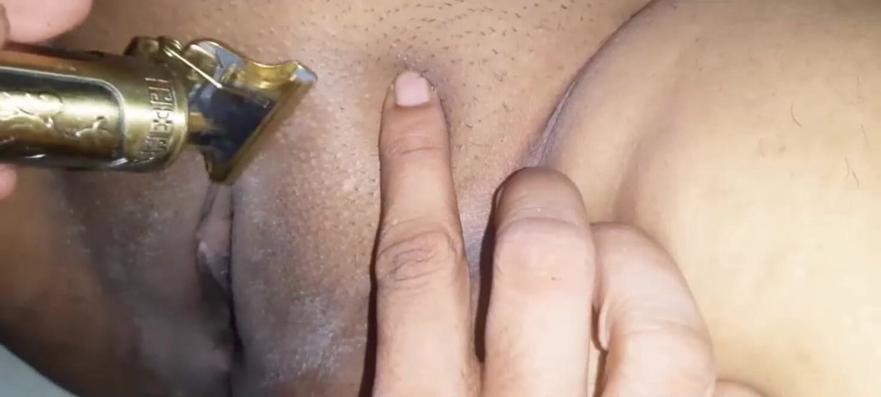 BD MILF X: Stepon pulisce la matrigna rasata grande figa prima di scopare...
