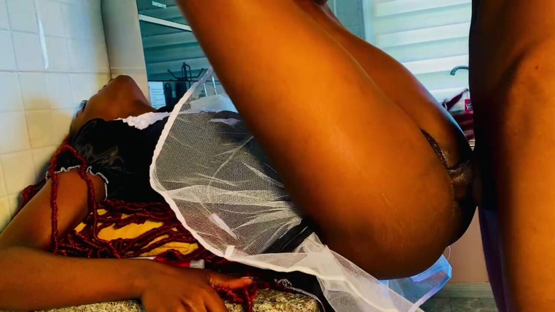 SEXXY-DAISY: La cameriera prende grande nero con pietà sul bancone della...