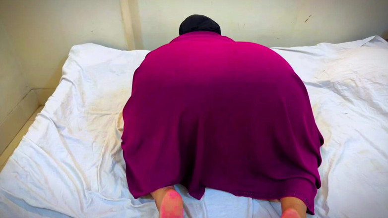 Your Boy's Cum: अरेबियन हिजाब लड़की गोल-मटोल बड़ी गांड के छेद में खिलौना डालती है, मजा