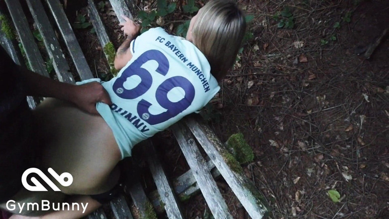 Gymbunny: Huisverlof uitgebuit - Geiler creampie aan de rand van het bos