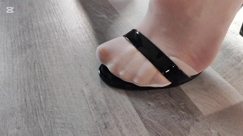 EricSkyMDH: Se inauguran nuevas pantimedias de nylon con un footjob