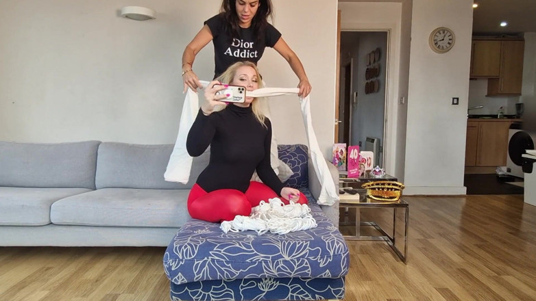 Latina Fetish: Lil Missy em meia-calça vermelha fica amarrada e amarrada em...