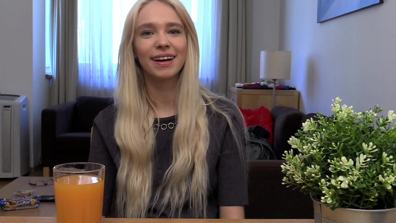 Bitch hunter: Blondes schätzchen packt lila vibrator mit frechen Lächeln