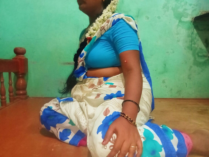 Priyanka314: Tamil tía Priyanka show de coño en casa del pueblo