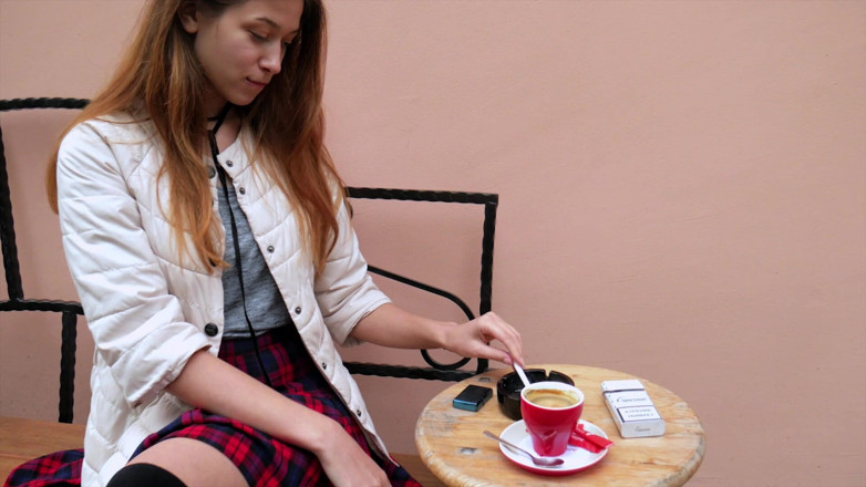 Russian Smokers: Cewek liar rusia lagi asik mainin rokok sambil merokok
