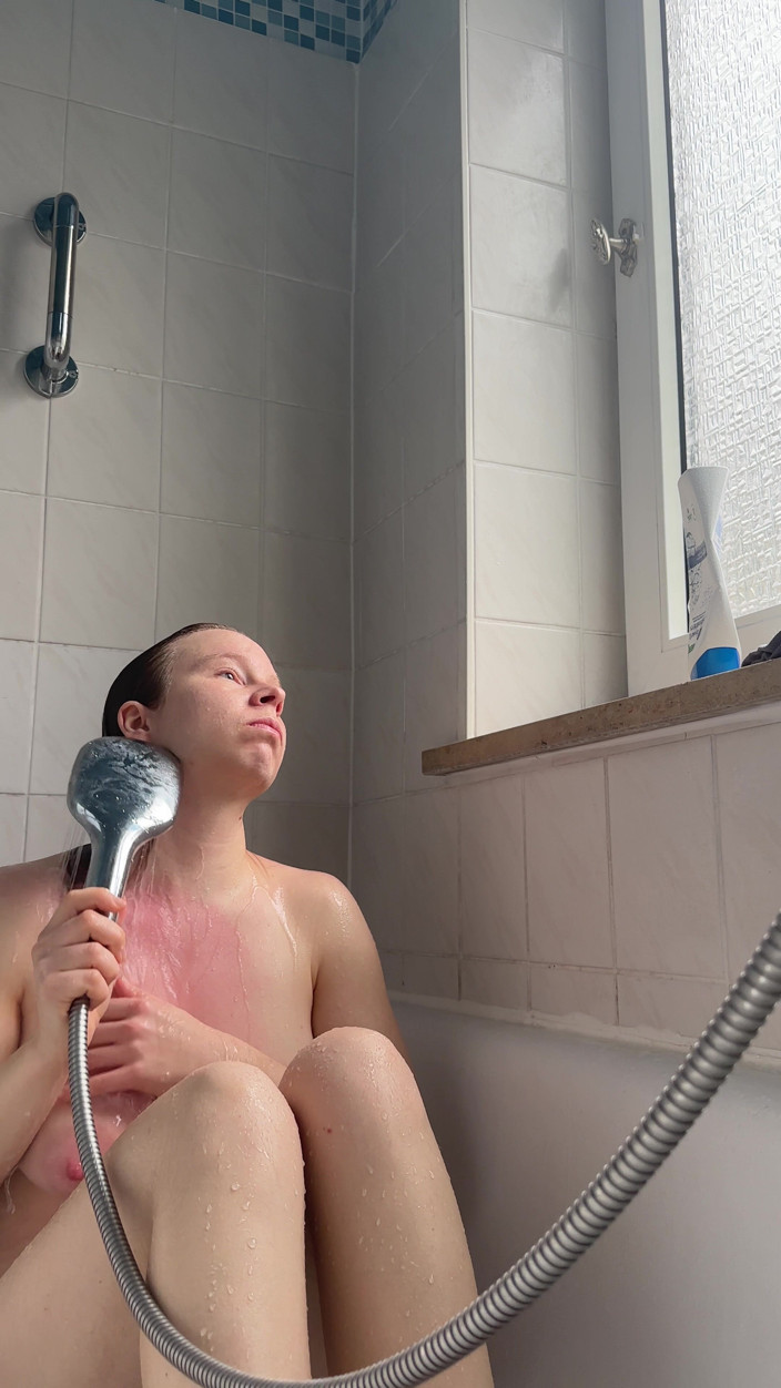 SweetLucy96: Teen with Perfect Body Showers