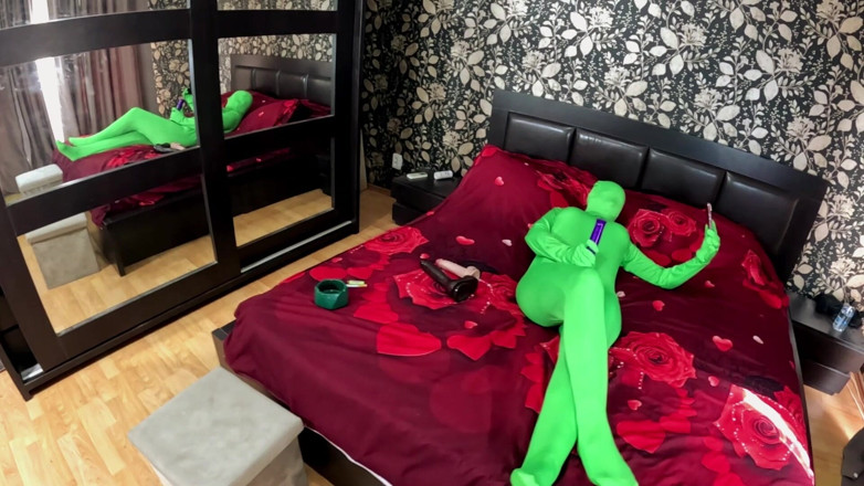 MilfyCalla: Completamente Zentai Encasement gioco con il giocattolo. Grande cazzo nero...