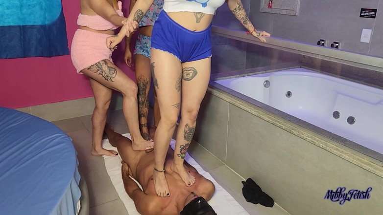 Mibby Fetish: Девушки пинают яйца покорной