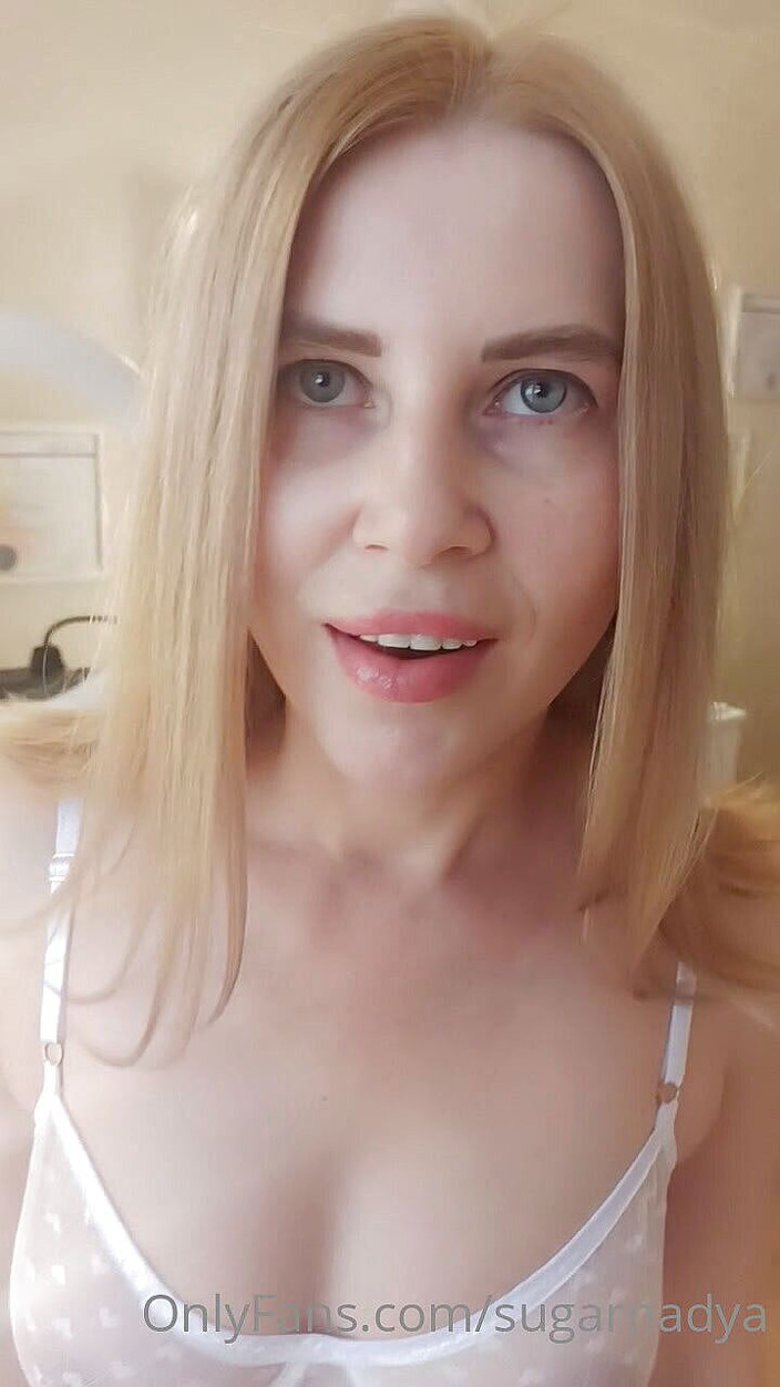SugarNadya: 거울 근처에서 고객을 붙잡고 빨아주는 섹시한 란제리의 금발