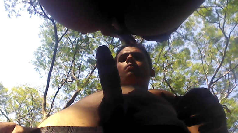 Femboy from Colombia: 和我的邻居在河里