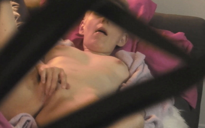 KinkyHome: Masturbare cu mamă sexy incitantă la cameră - fantezie