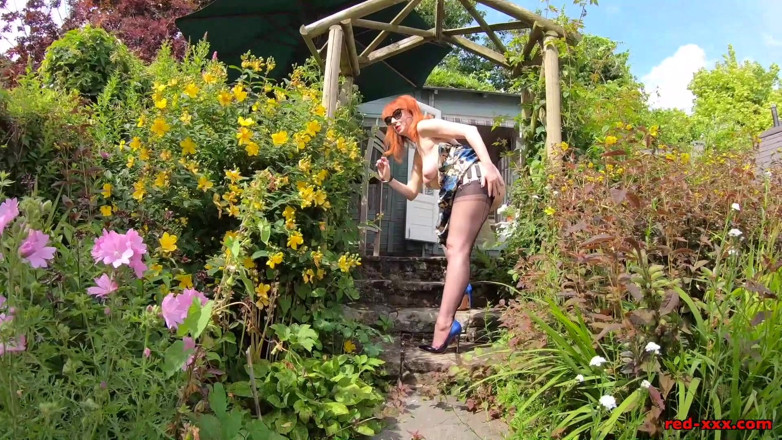 RedXXX: Su per il percorso del giardino!