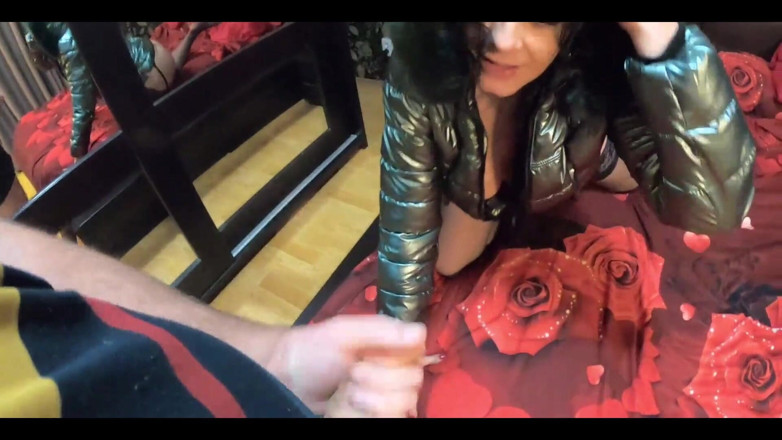 MilfyCalla: Ma belle-mère se fait facefucker. Éjaculation sur une doudoune brillante et...