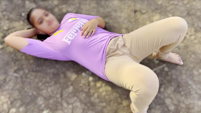 Your_aisha: Desi dorfmädchen fickt enge muschi im freien XXX Video Viral...