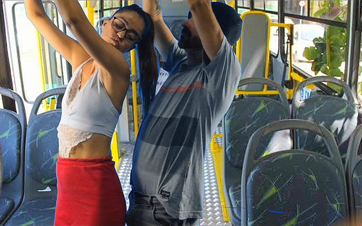 FannySquirting: Une Étudiante Se Fait Peloter Dans Le Bus De La Ville