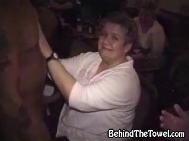 Behind The Towel: Toutes ces femmes merveilleuses aiment toucher le corps d’un homme