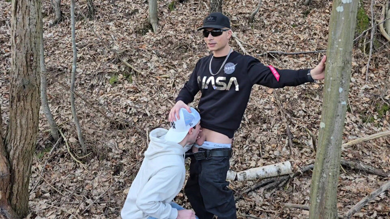 boyzxy212: 내 게이 창녀와 숲에서 야외 섹스 - 내 자지 Bareback을 복용하기 전에 나를 빨아