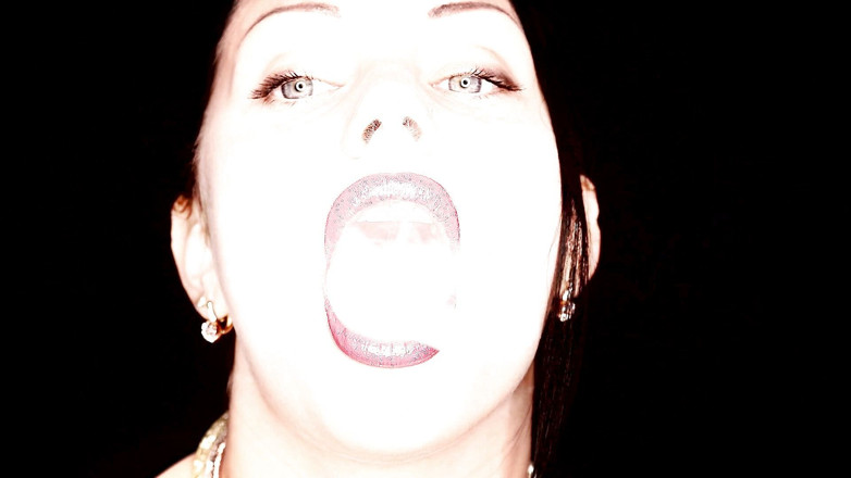 Goddess Misha Goldy: Narguilé fumando e batom brilhante fetiche &amp;cheirando e provocando e beijando