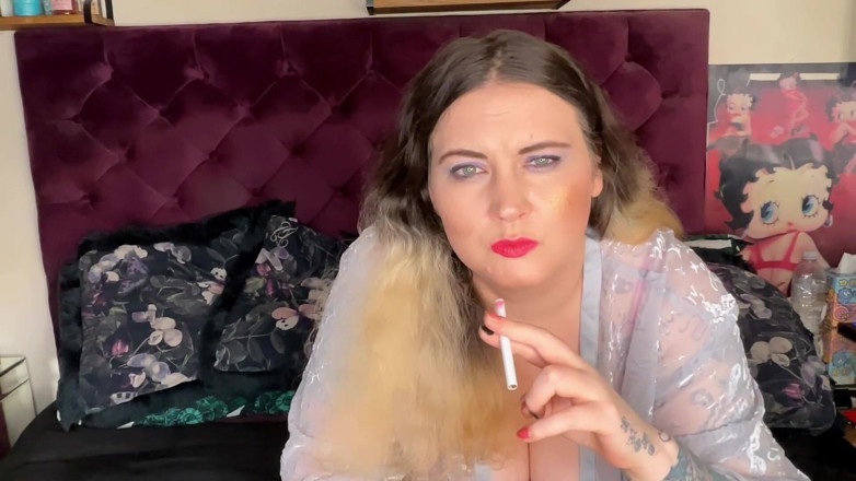 MissFFW: Une BBW femdom réprime un loser à la bite en fumant