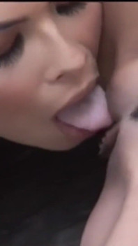 Tera Patrick e Lucy Lee si alternano nel mangiare la figa