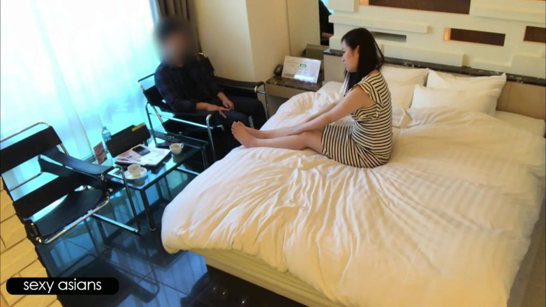 Asian cutie: 美しい既婚女性が昼間の秘密のスリルを望み、秘密の出会いが激しい中出しの瞬間へと発展