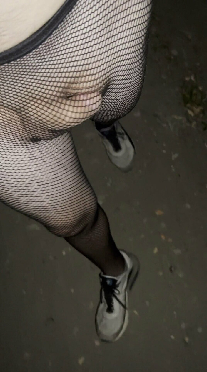 Apomit: Passeggiata di notte in collant strada vicinante ragazzo esibizione no...