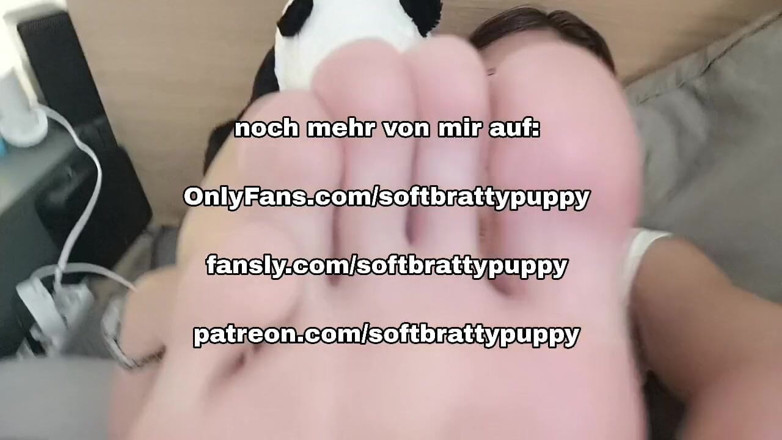 Softbrattypuppy: जर्मन: आपकी प्रेमिका अपने पैरों से पहली बार धीरे से आप पर हावी होती है