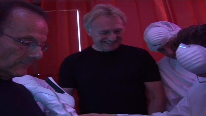 Xfucks: Brunette babe kloppende pik diep in keel met druipende spuug