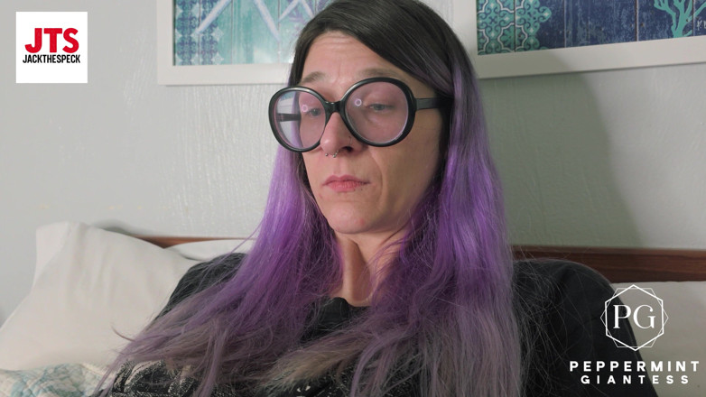 Peppermint Giantess: Des services de petite taille en POV adorent les pieds...