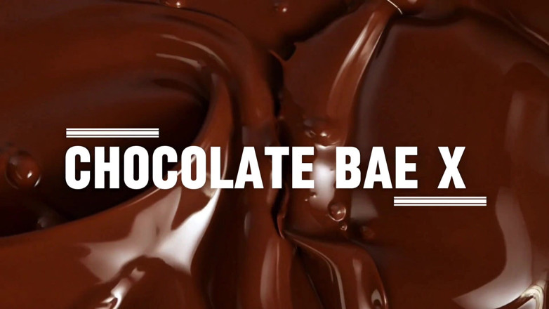 Naturelle Chocolat: セクシーなエボニーのスラットウェイトレスがバーでポルノを見て、彼女のタイトな膣を激しく愛撫する巨大なディルド!!