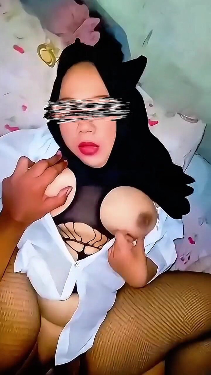 EditEdatEdit: Indonesische Hijab-hoer pijpbeurt en krijgt haar kutje geduefd door Aziatische...