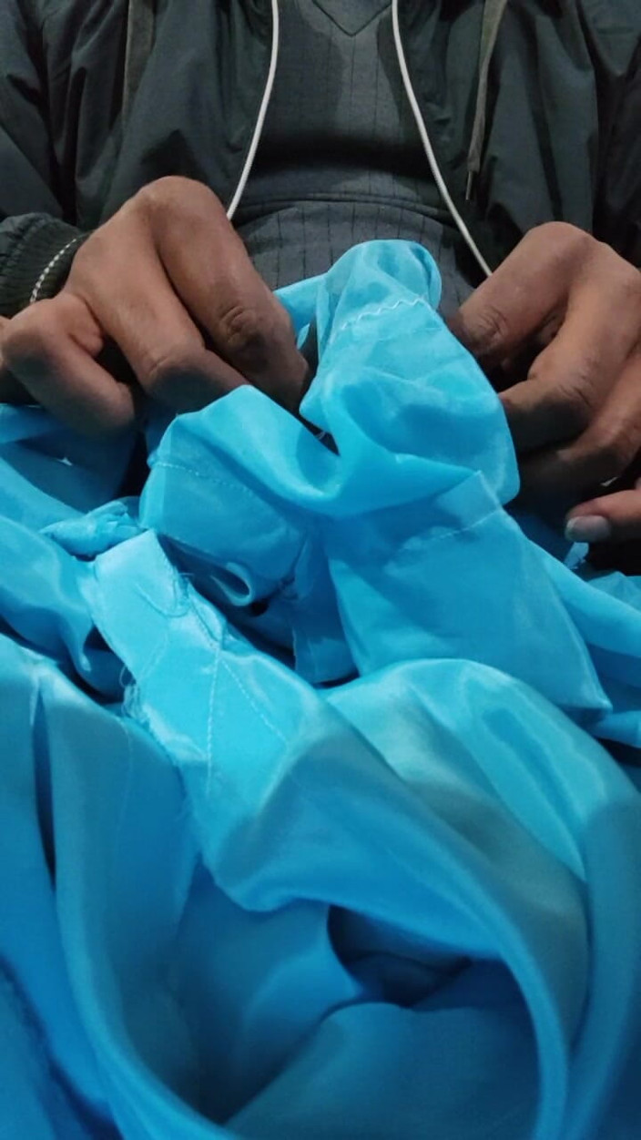 Satin And Silky: Атласний шовк мастурбує порно - розтирання голови члена з синім лайном, атласна шовковиста Сальвар з Чачі (35)