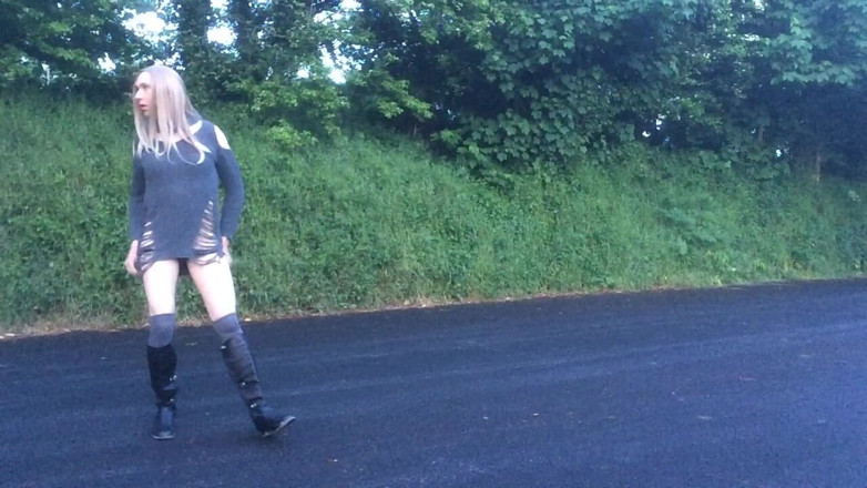 The Midnight Minx: Exhibition sur le terrain de football